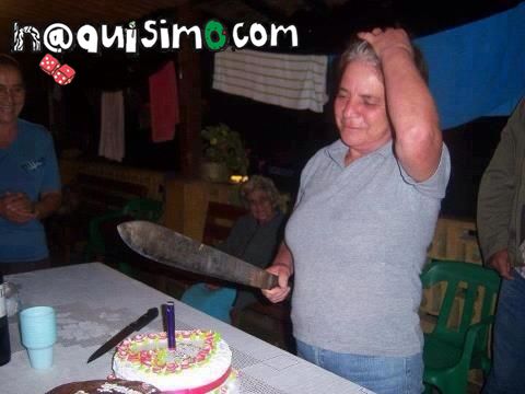 Partiendo pastel de cumpleaños con machete